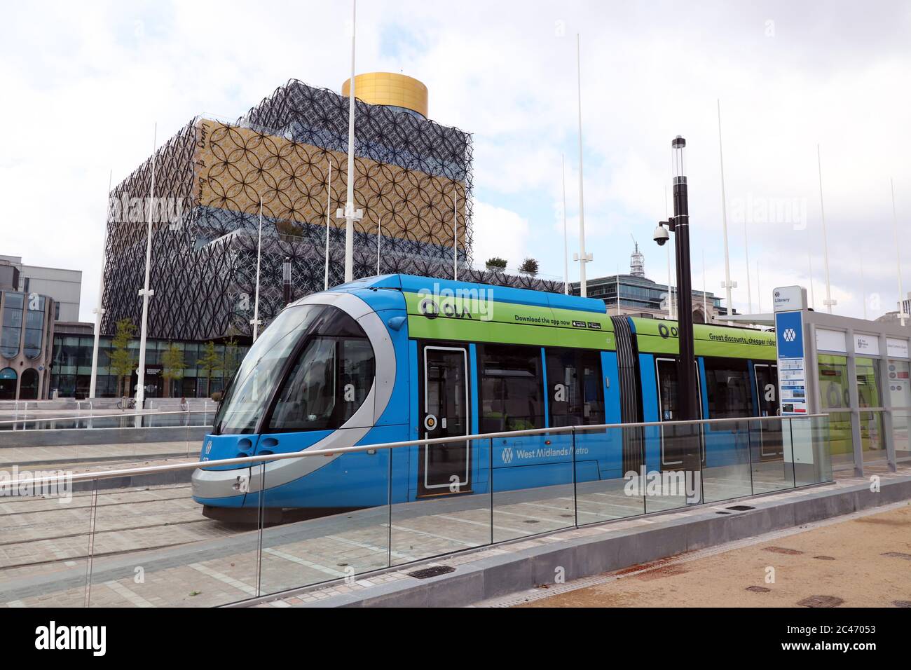 Auf dem neuen Bahnsteig in der Broad Street in Birmingham befindet sich eine U-Bahn-Straßenbahn, im Hintergrund die Neue Bibliothek von Birmingham. 2020 wurde die Metro vom Hauptbahnhof durch den Victoria Square und auf die Broad Street erweitert. Die Metro wird in naher Zukunft weiter entlang der Broad Street zu Five Ways Edgbaston erweitert werden. Stockfoto