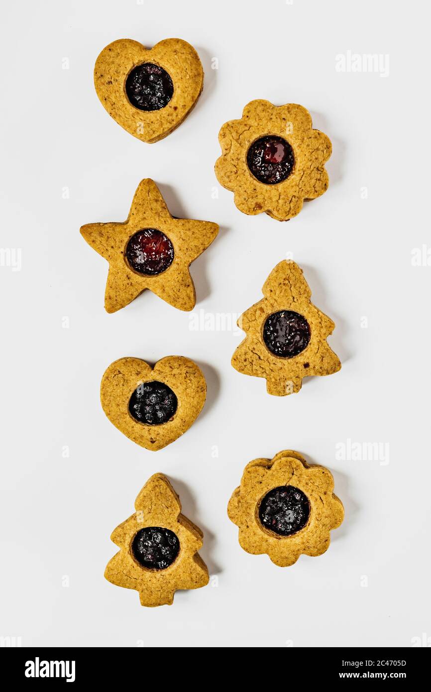 Linzer Cookies auf weißem Hintergrund Stockfoto