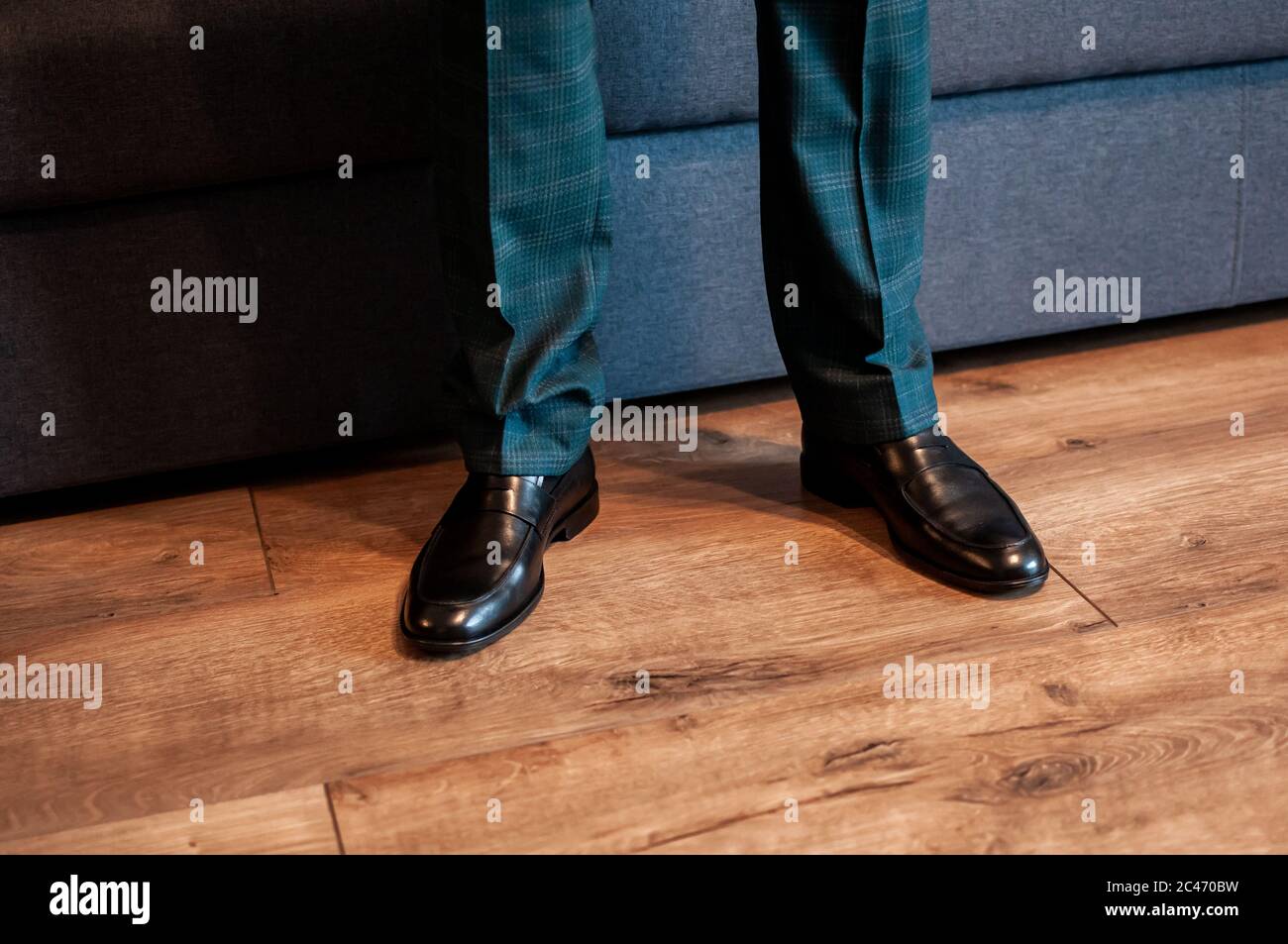 Dunkelbraune Schuhe an den Beinen Stockfoto