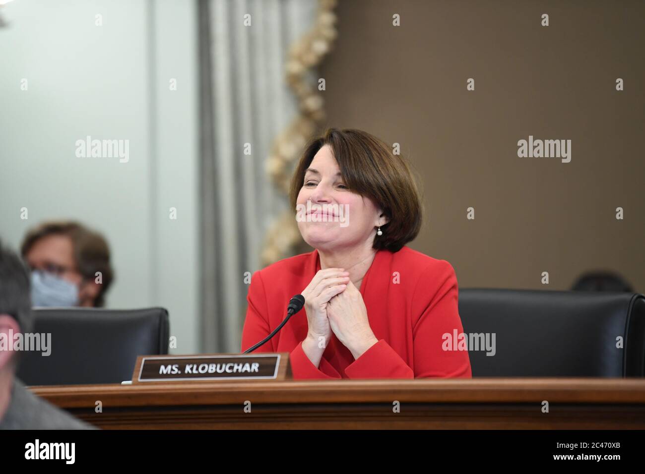 Washington, Vereinigte Staaten Von Amerika. Juni 2020. Die Senatorin der Vereinigten Staaten, Amy Klobuchar (Demokrat von Minnesota), spricht während einer Anhörung des Senatsausschusses für Handel, Wissenschaft und Verkehr, um die Federal Communications Commission in Washington, DC am 24. Juni 2020 zu untersuchen. Quelle: Jonathan Newton/Pool via CNP Quelle: dpa/Alamy Live News Stockfoto