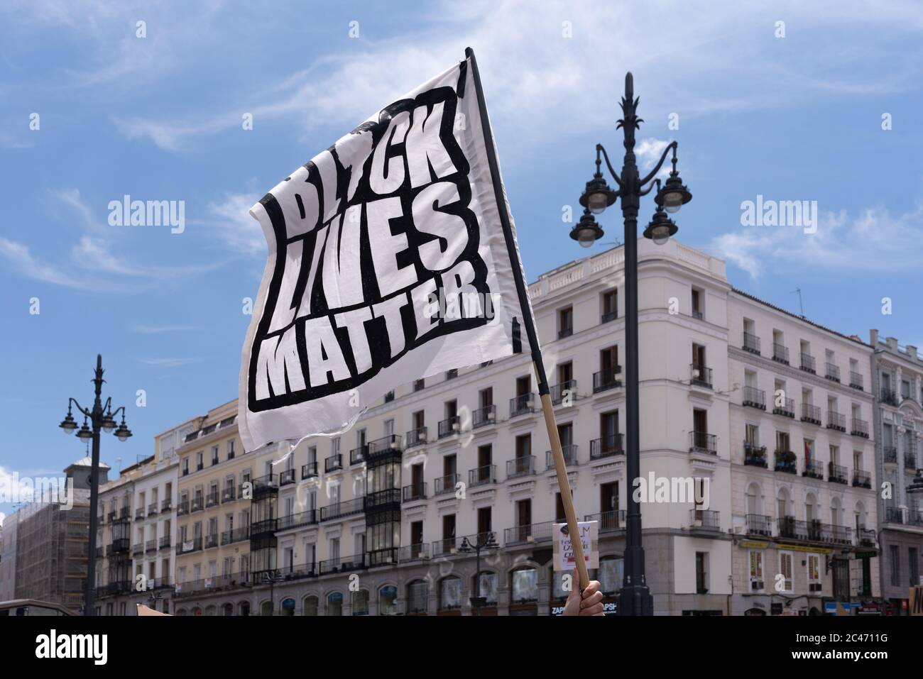 Madrid, Spanien, 7. juni 2020. Schwarz-weiße Fahne der Bewegung Black Lives Matter in Puerta del Sol. Kredit: Roberto Arosio/Alamy Stock Photo Stockfoto