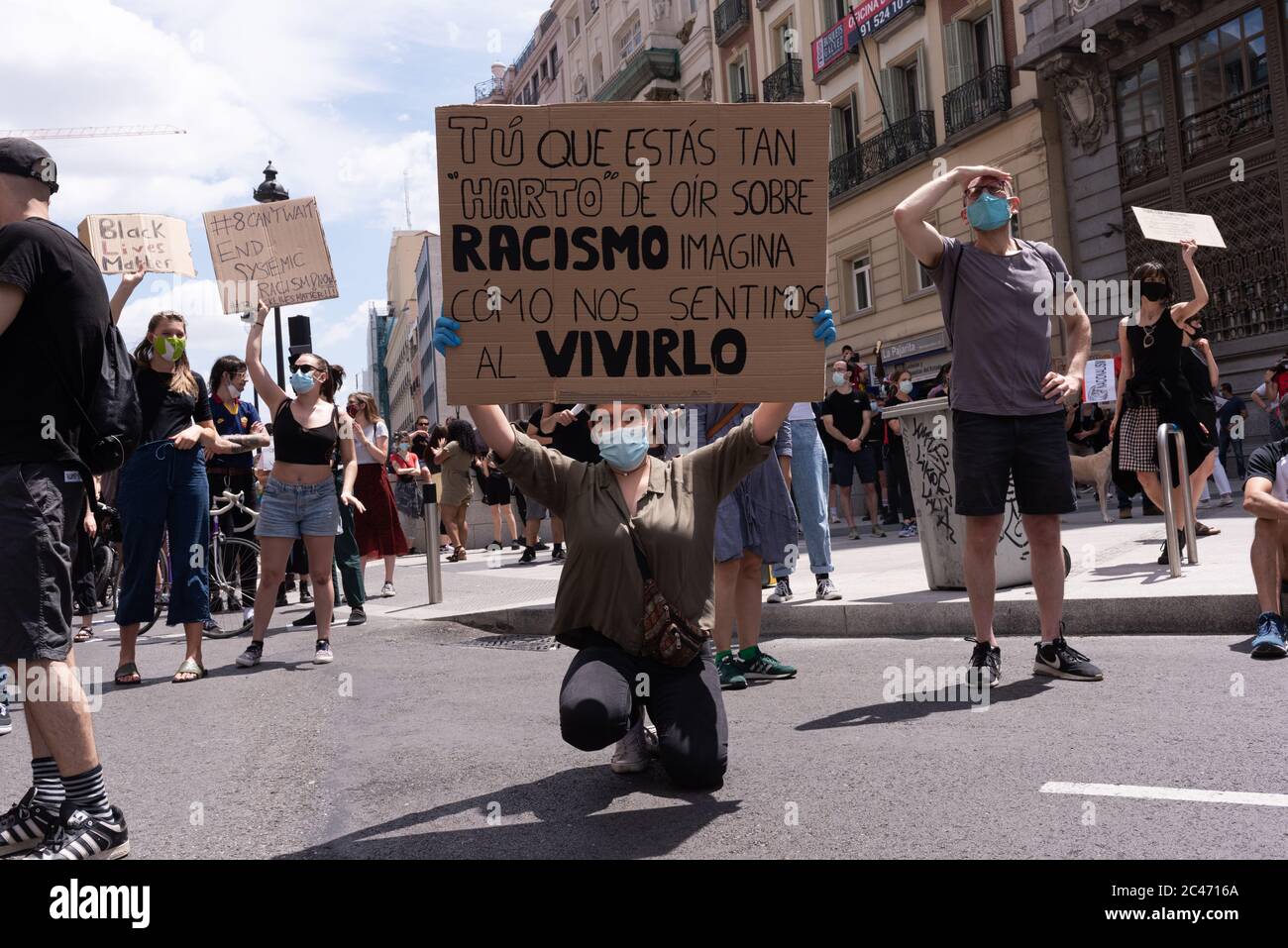 Madrid, Spanien, 7. juni 2020. Eine Gruppe weißer Mädchen hält bei der Demonstration Black Lives Matters in Madrid Zeichen gegen Rassismus. Stockfoto