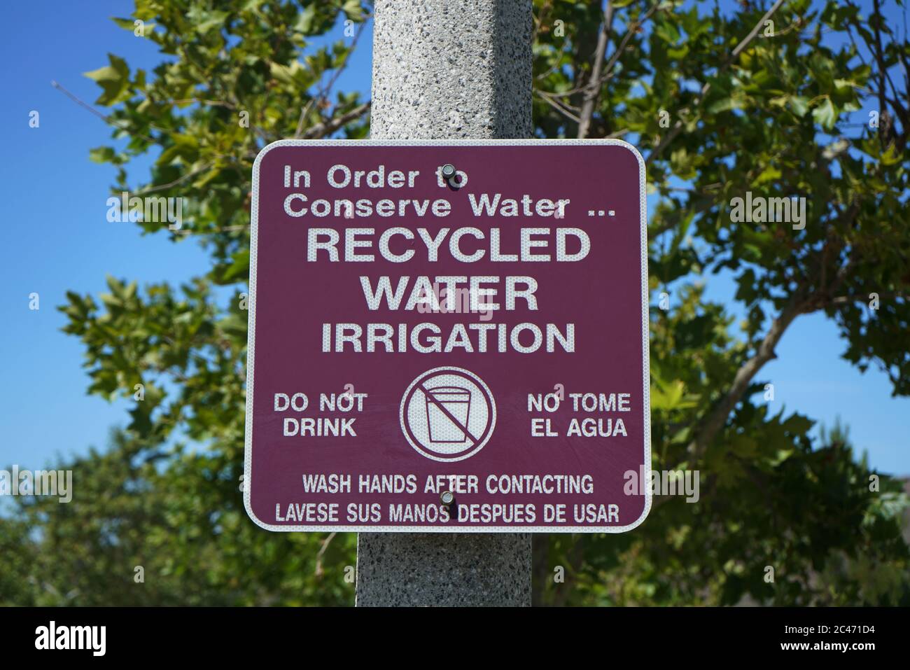Recycling Wasser Wasser Zeichen in Englisch und Spanisch Stockfoto