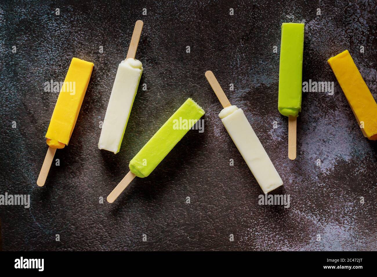 Gefrorenes Eis Obst Eis Eis Eis auf dunklem Hintergrund. Draufsicht. Stockfoto