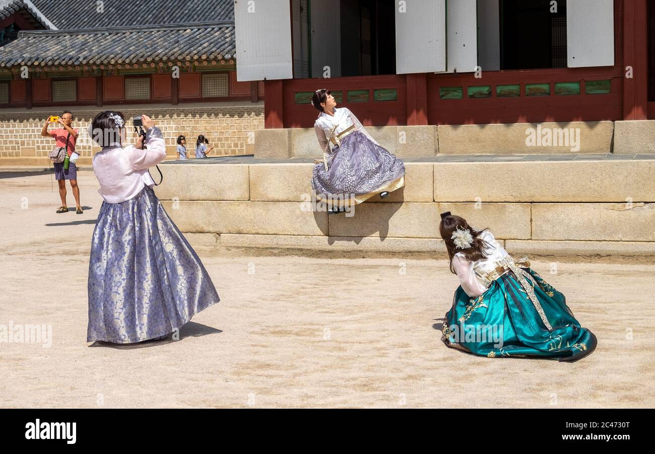 Eine koreanische Frau vor dem königlichen Palast in Seoul trägt ein Hanok, ein traditionelles koreanisches Kleid. Stockfoto