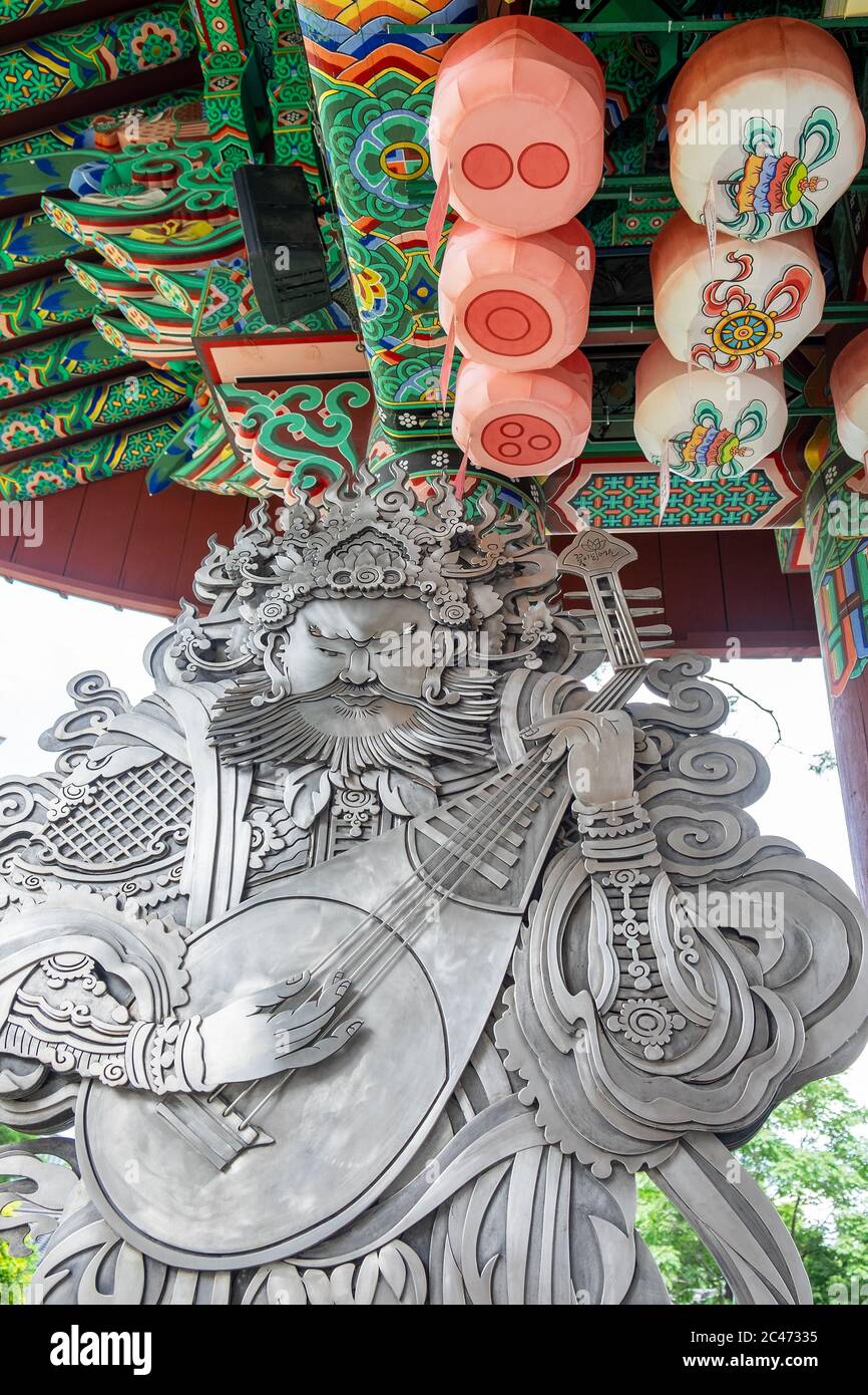 Eine koreanische Frau vor dem königlichen Palast in Seoul trägt ein Hanok, ein traditionelles koreanisches Kleid. Stockfoto