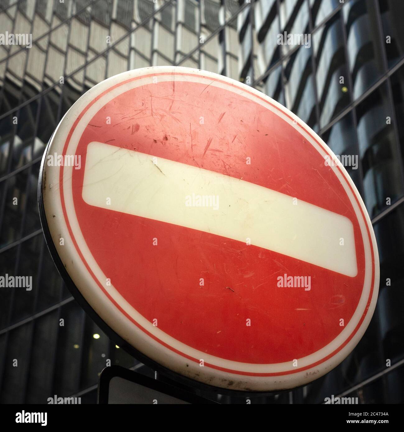 Straßenschild ohne Zufahrt Kontrast grafische Stadtansicht gegen Glasfassade Gebäude in London Großbritannien Stockfoto