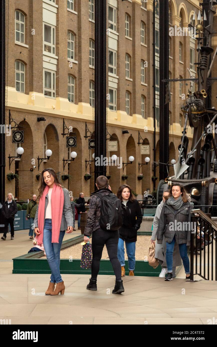 Hay's Galleria an der South Bank London Großbritannien und Touristen, die einkaufen, posieren für Fotos Stockfoto