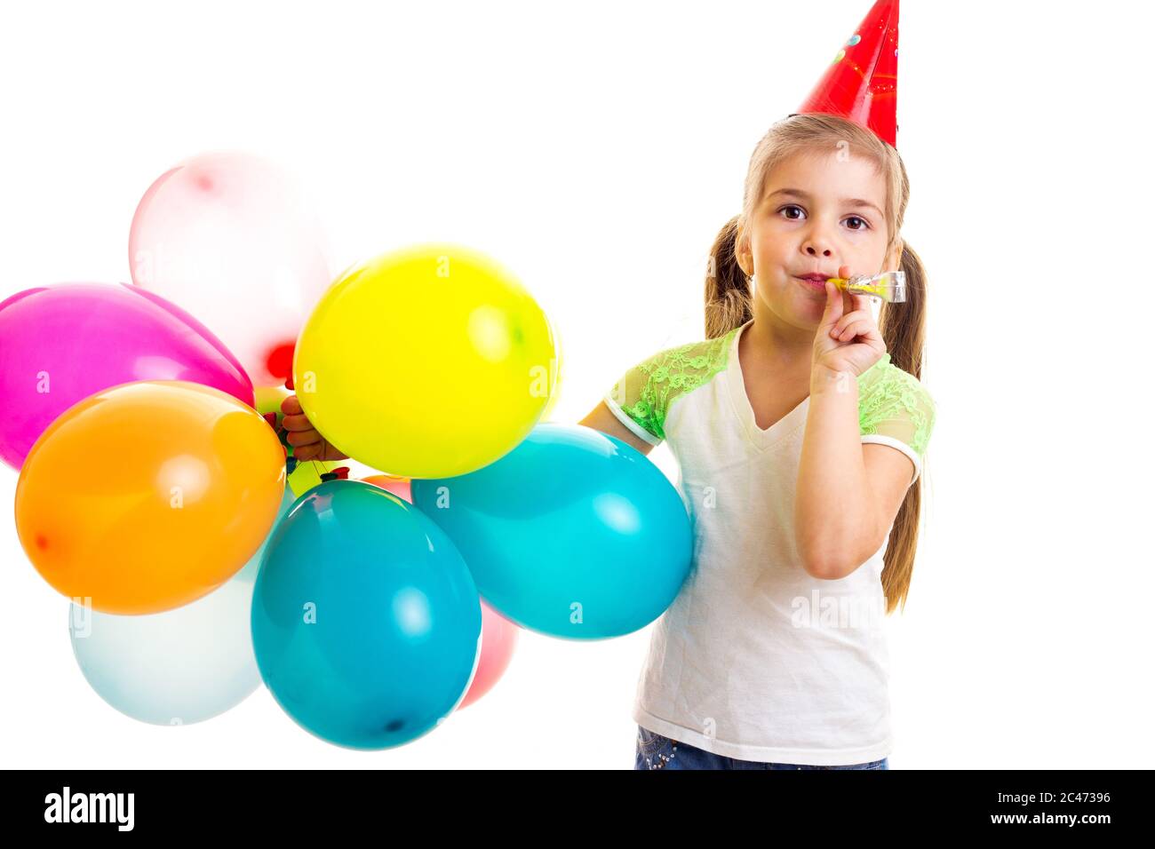 Kleines glückliches Mädchen feiert Geburtstag mit bunten Ballonen Stockfoto