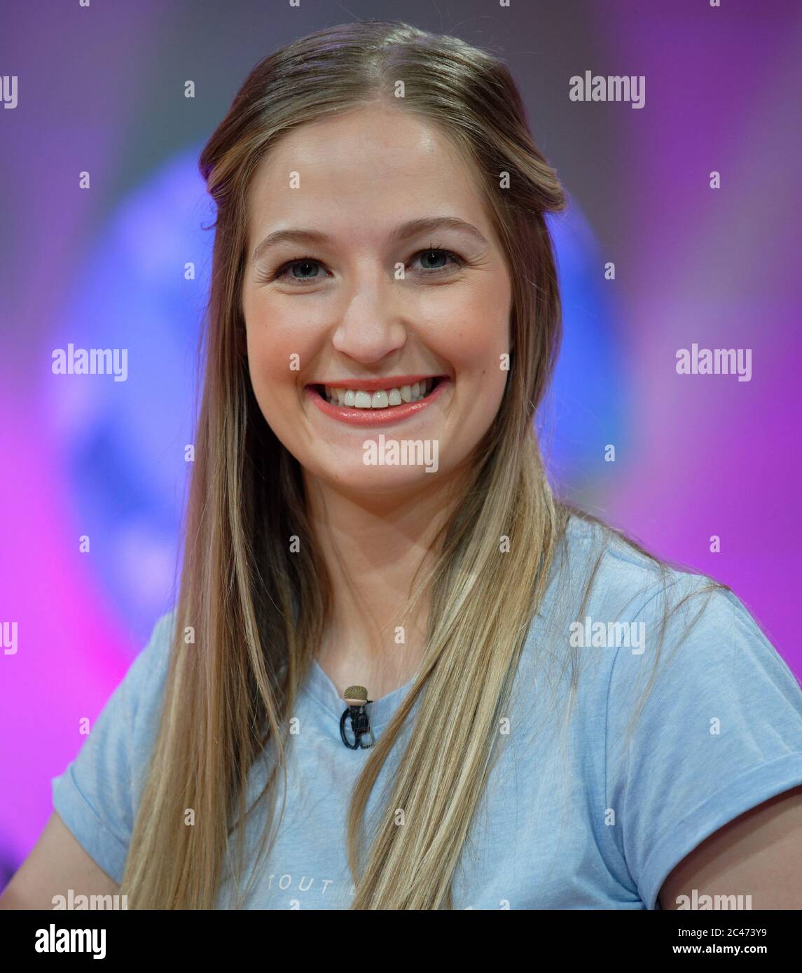 Köln, Deutschland. Juni 2020. Moderatorin Kim Unger ist dabei, die KIKA-Fernsehsendung "die beste Klasse Deutschlands" im Studio aufzunehmen. Das Superfinale der Rateshow wird am 5. September 2020 ausgestrahlt. Quelle: Henning Kaiser/dpa/Alamy Live News Stockfoto
