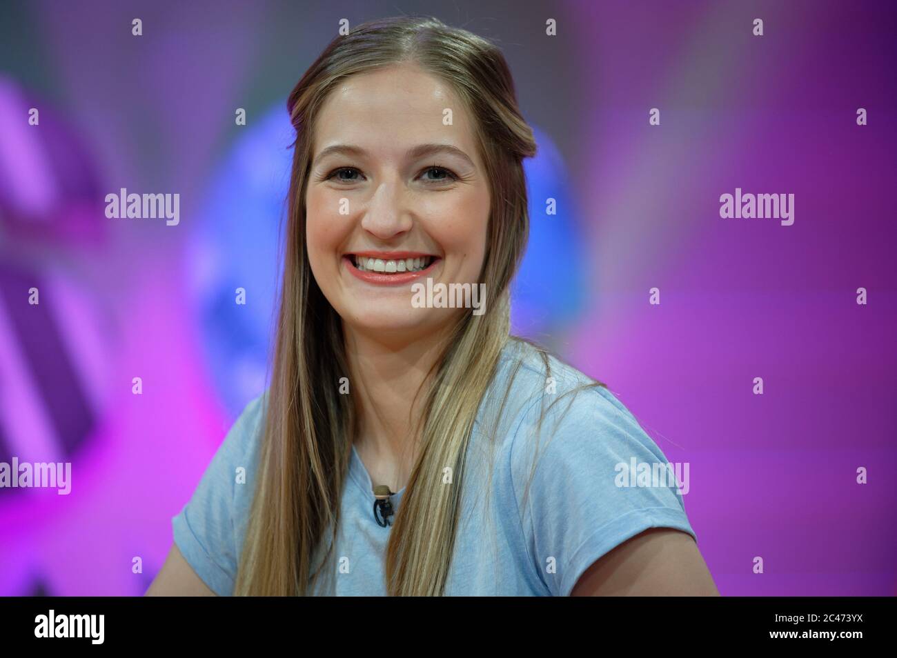 Köln, Deutschland. Juni 2020. Moderatorin Kim Unger ist dabei, die KIKA-Fernsehsendung "die beste Klasse Deutschlands" im Studio aufzunehmen. Das Superfinale der Rateshow wird am 5. September 2020 ausgestrahlt. Quelle: Henning Kaiser/dpa/Alamy Live News Stockfoto