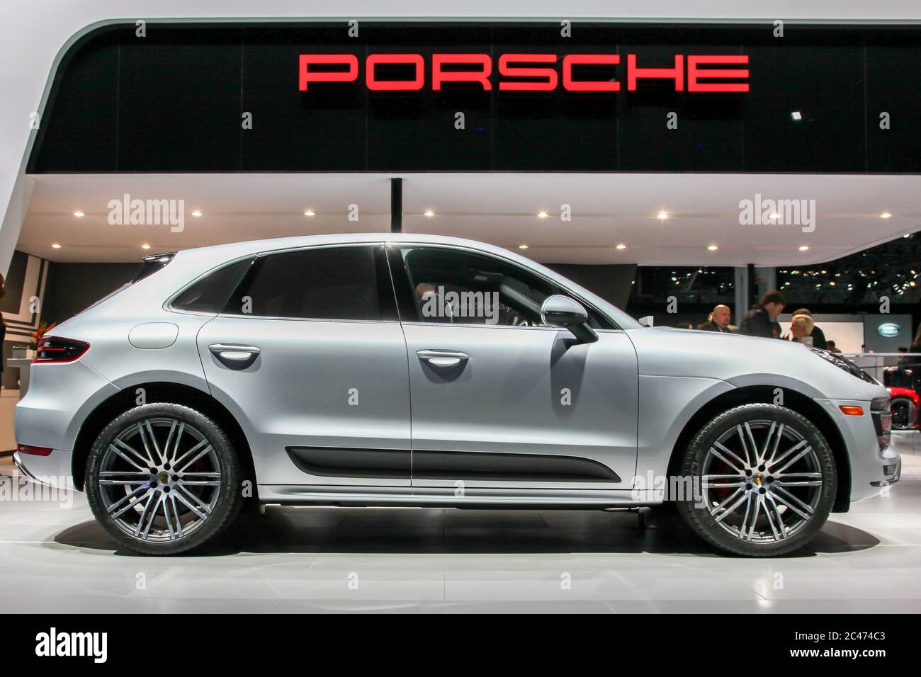 NEW YORK, NY - 1. APRIL 2015: Porsche stellt Porsche Macan Turbo auf der New York International Auto Show 2015 aus Stockfoto