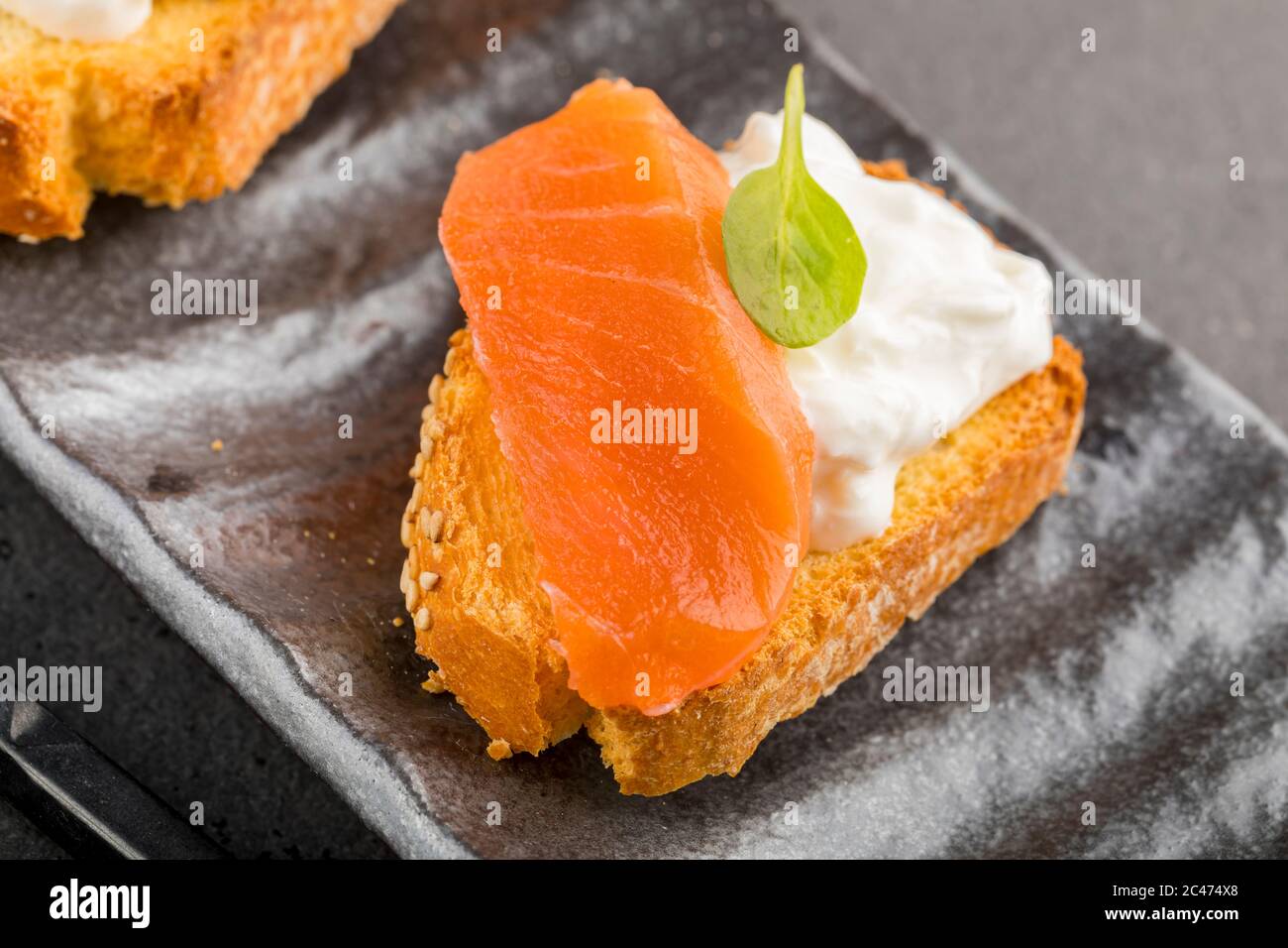 Vorspeise Lachs und Stracciatella Käse in Scheiben geschnitten Stockfoto