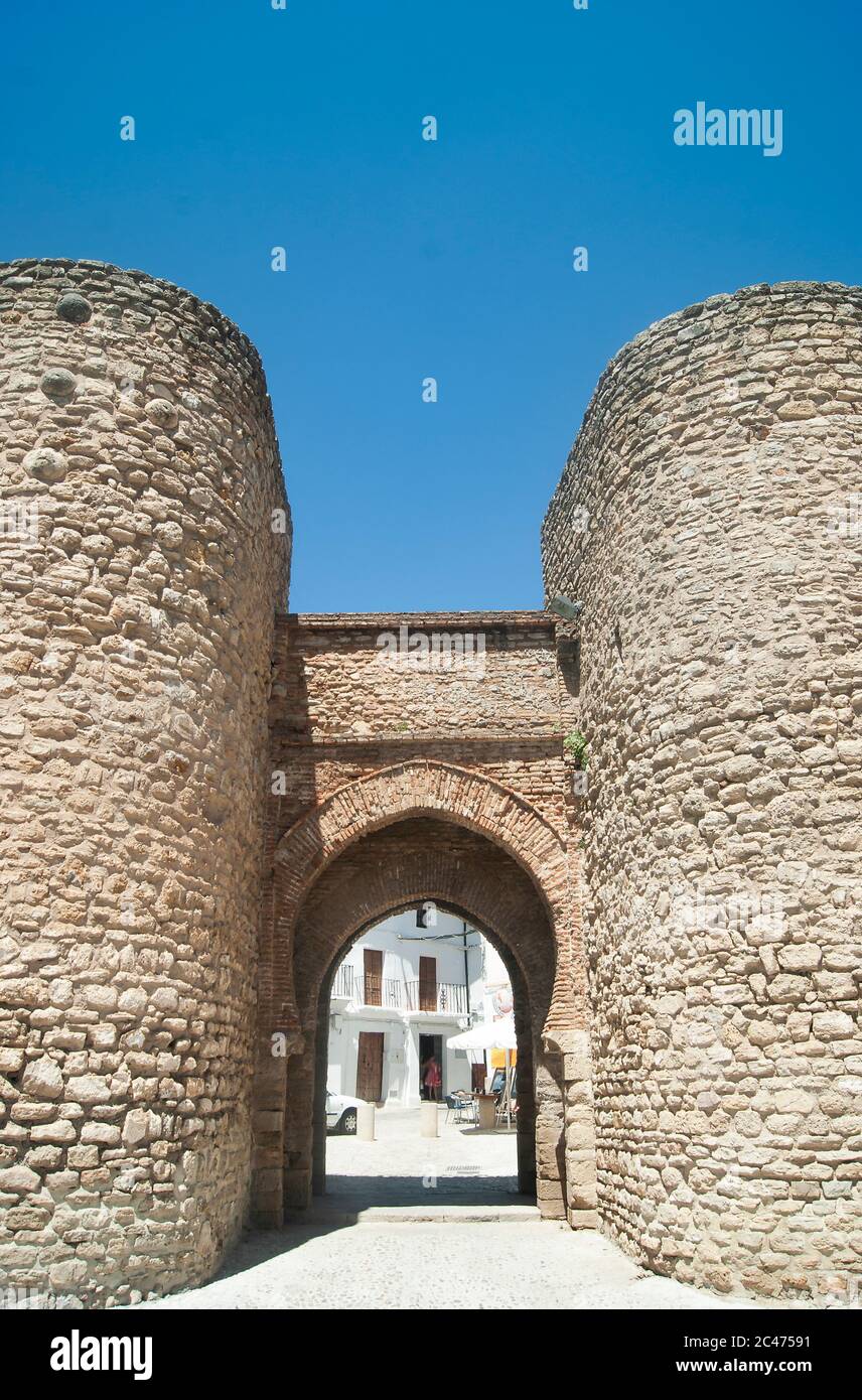 Verteidigungsmauern rund um die historische spanische Stadt Ronda. Das maurische Almokabar Tor, das Teil der mittelalterlichen Stadtbefestigung war. Stockfoto