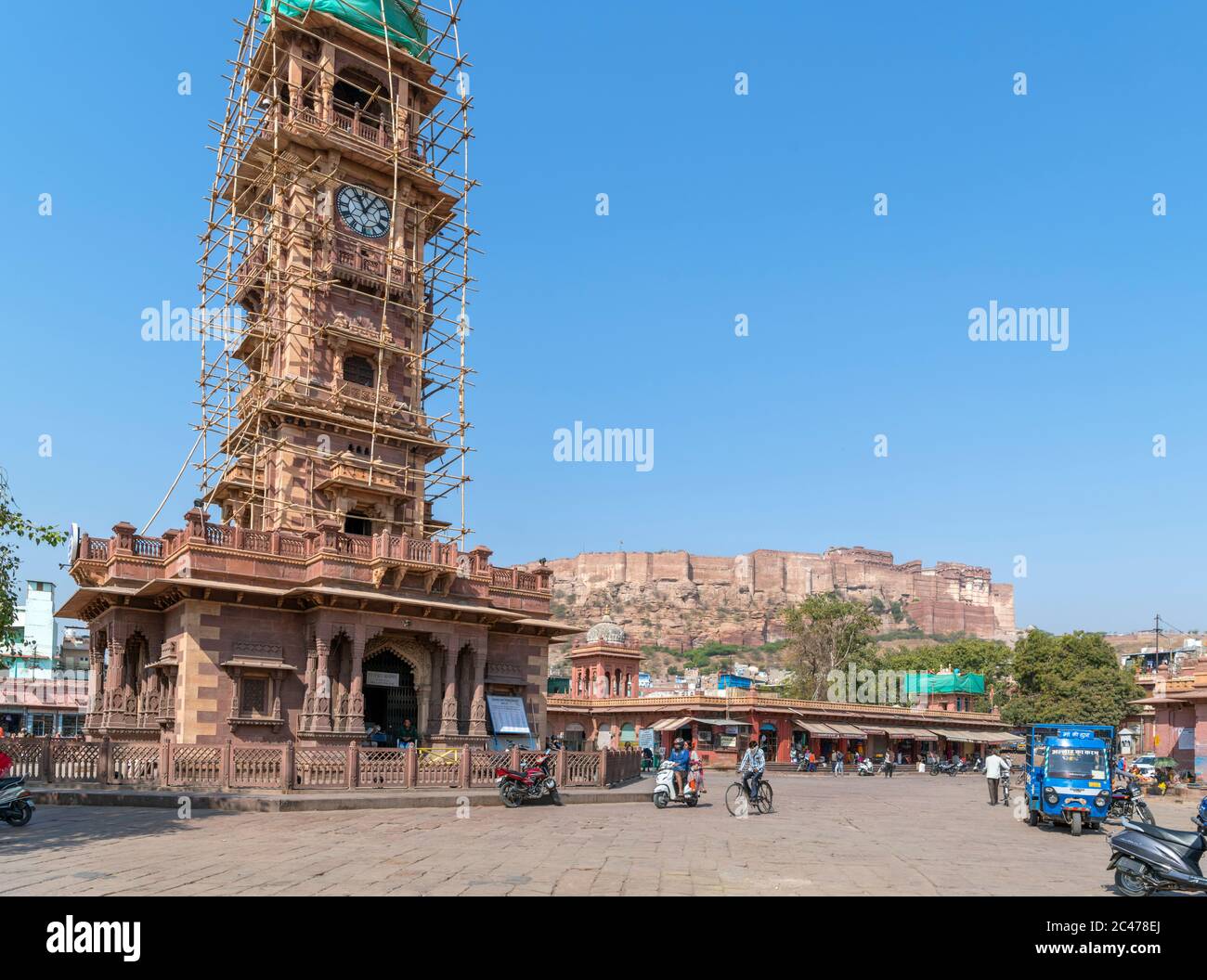Der Clocktower (Ghanta Ghar) auf dem Sardar-Markt mit Mehrangarh Fort Behind, Jodhpur, Rajasthan, Indien Stockfoto