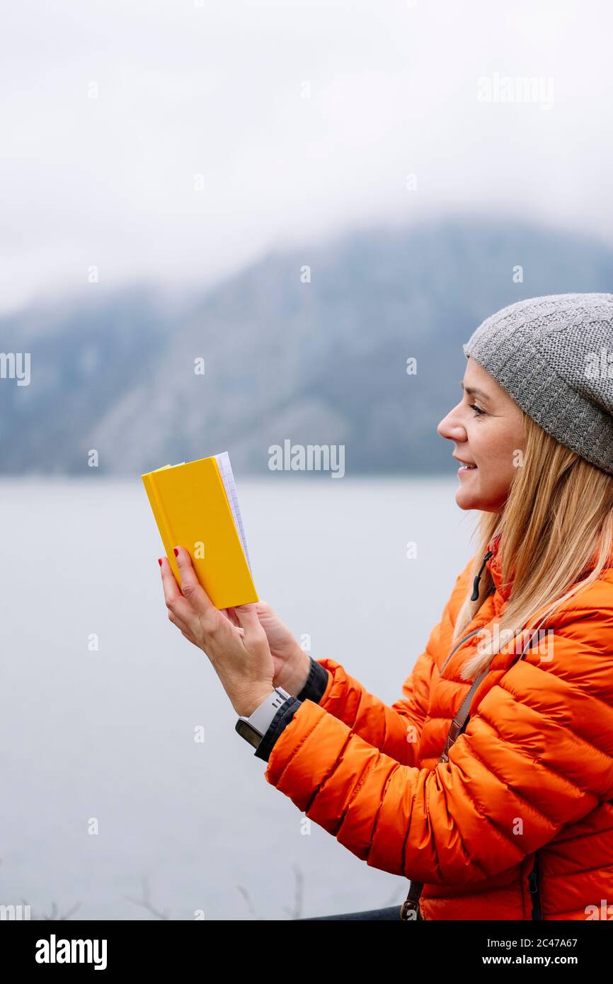 Frau las ein Buch in der Natur Stockfoto