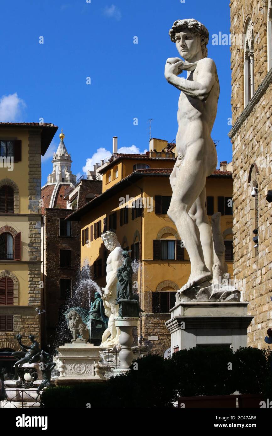 Denkmäler und Statuen auf dem Platz Signoria in Florenz, im Hintergrund die Brunelleschi-Kuppel, historisches Zentrum der Stadt Stockfoto