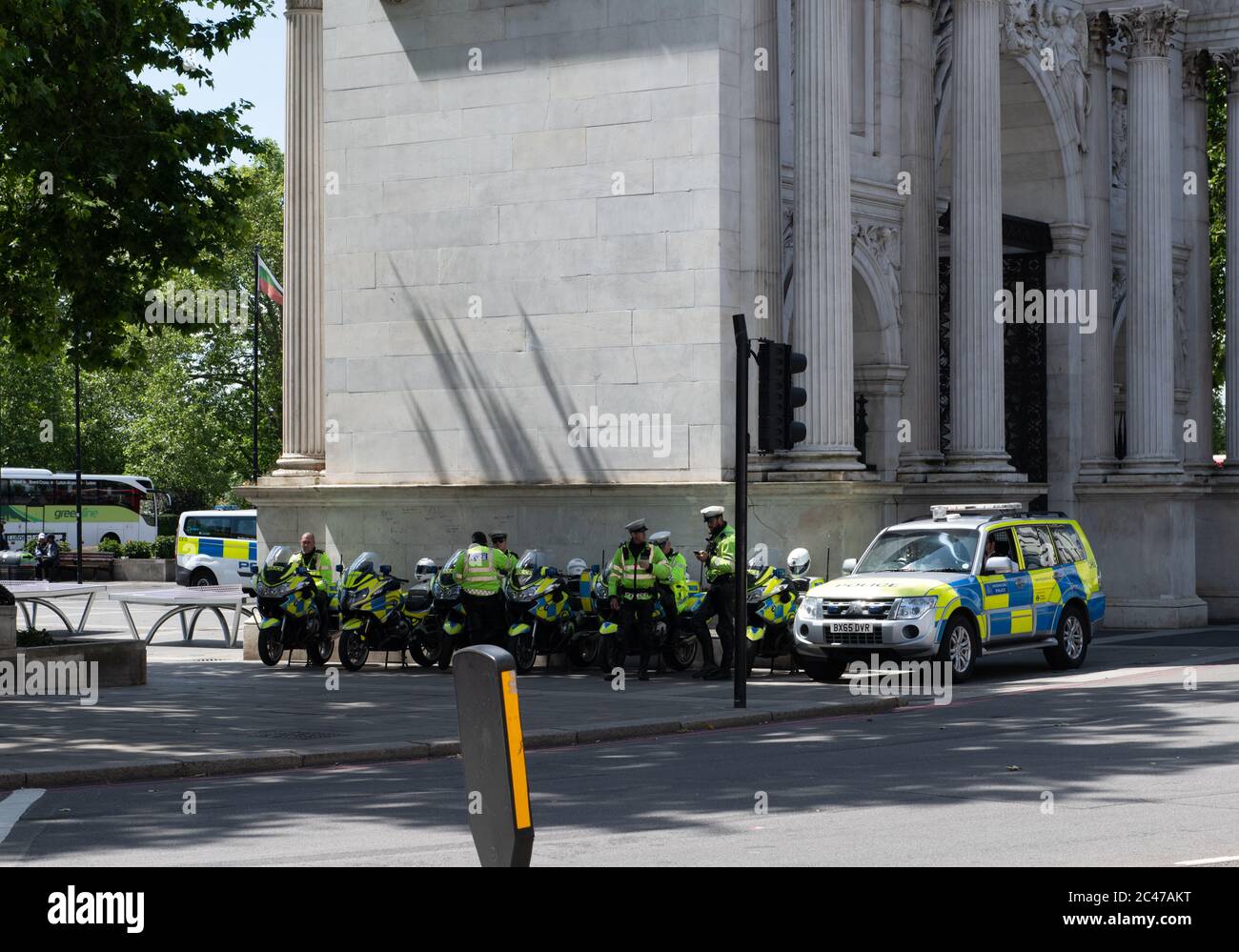 Beamte der Metropolitan Police der Hauptstadt halten sich vor einer Demonstration im Hyde Park bei Marble Arch auf dem Laufenden. Stockfoto