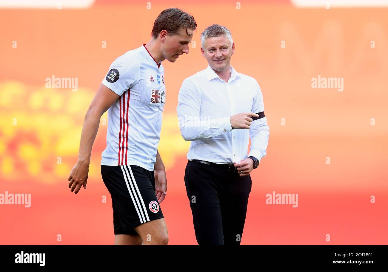 Manchester United Manager Ole Gunnar Solskjaer und Sander Berge von Sheffield United nach dem Premier League Spiel in Old Trafford, Manchester. Stockfoto