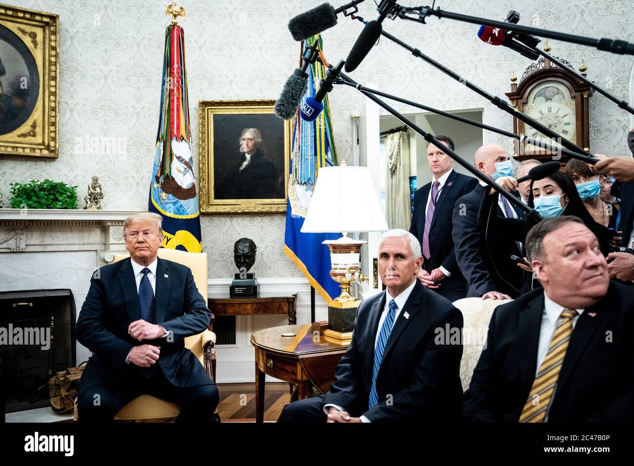 Washington, Usa. Juni 2020. US-Präsident Donald J. Trump trifft sich am Mittwoch, den 24. Juni 2020, mit dem polnischen Präsidenten Andrzej Duda (Hinweis gezeigt) im Oval Office des Weißen Hauses in Washington, DC. Duda, ein konservativer Nationalist, der vor einer knappen Wiederwahl in seinem Heimatland steht, ist der erste ausländische Staatschef, der das Weiße Haus seit mehr als drei Monaten besucht. Rechts sehen wir Vizepräsident Mike Pence und Außenminister Mike Pompeo. Pool Foto von Erin Schaff/UPI Kredit: UPI/Alamy Live Nachrichten Stockfoto