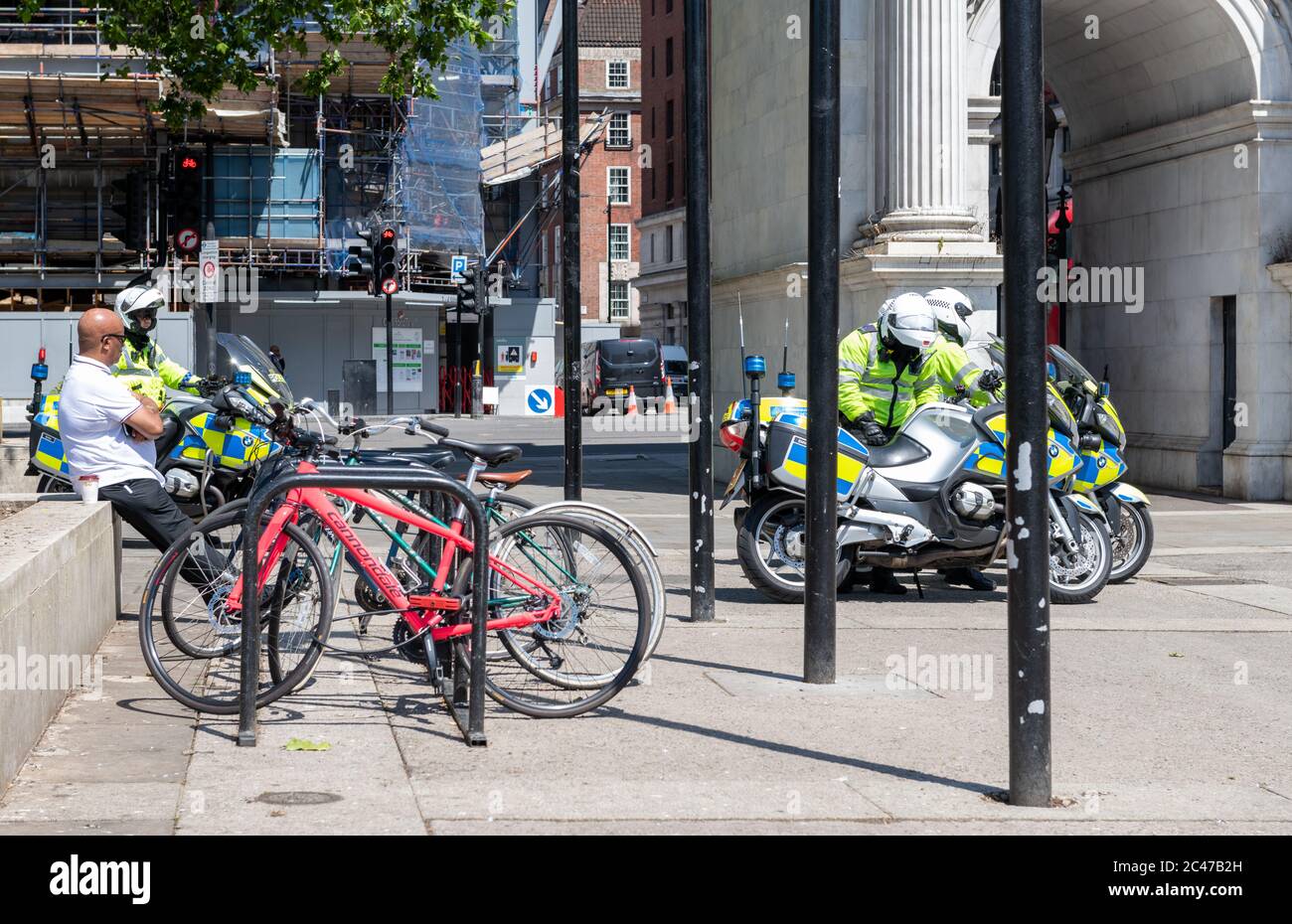 Beamte der Metropolitan Police der Hauptstadt halten sich vor einer Demonstration im Hyde Park bei Marble Arch auf dem Laufenden. Stockfoto