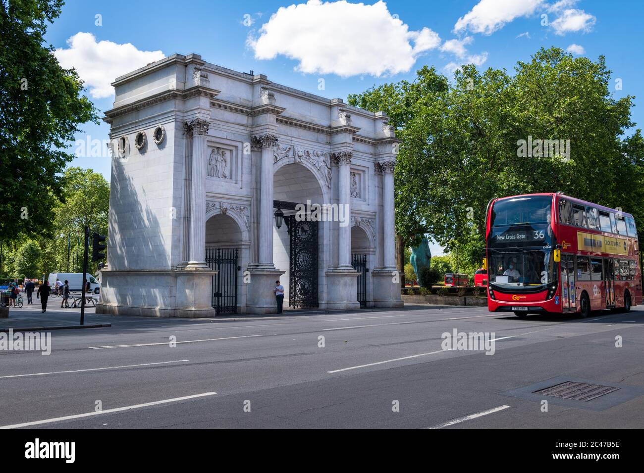Ein Blick auf die Straße von London Marble Arch an einem schönen Tag mit blauen Wolken. Stockfoto