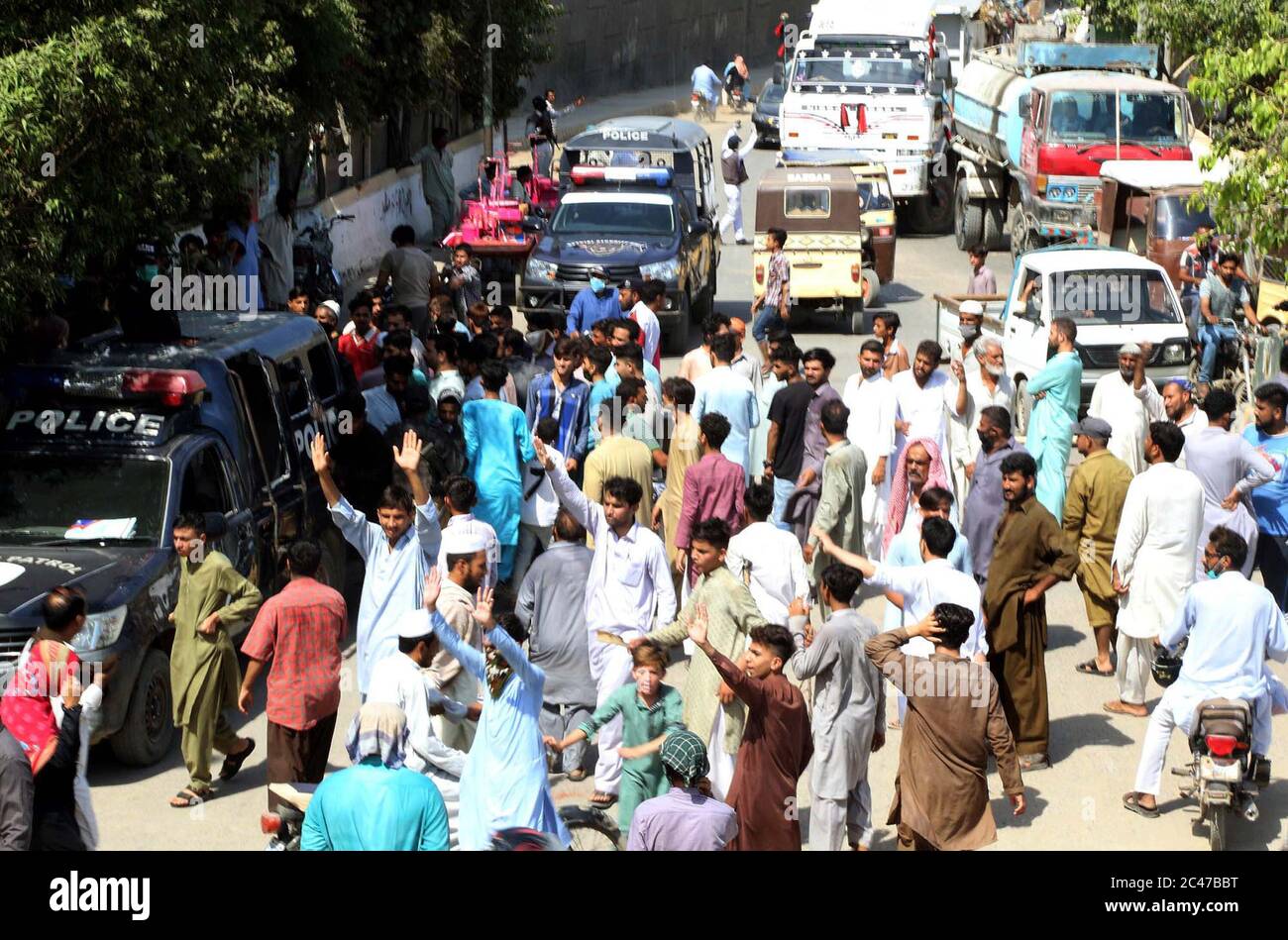 Die Bewohner der Lyari Meera Naka Block Straße, während sie Protestdemonstration gegen Verlängerung der Stromlast in ihrem Gebiet, in Mirza Adam Khan Straße in Karachi am Mittwoch, 24. Juni 2020 statt. Stockfoto