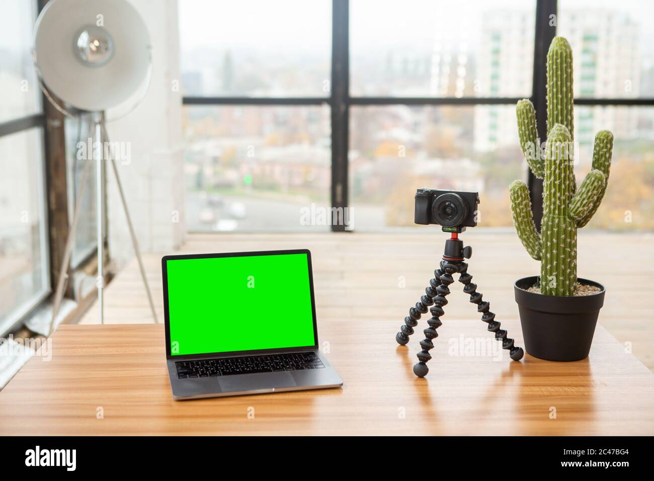 Laptop mit chromakeygrünen Bildschirm und Kamera auf Stativ Stockfoto