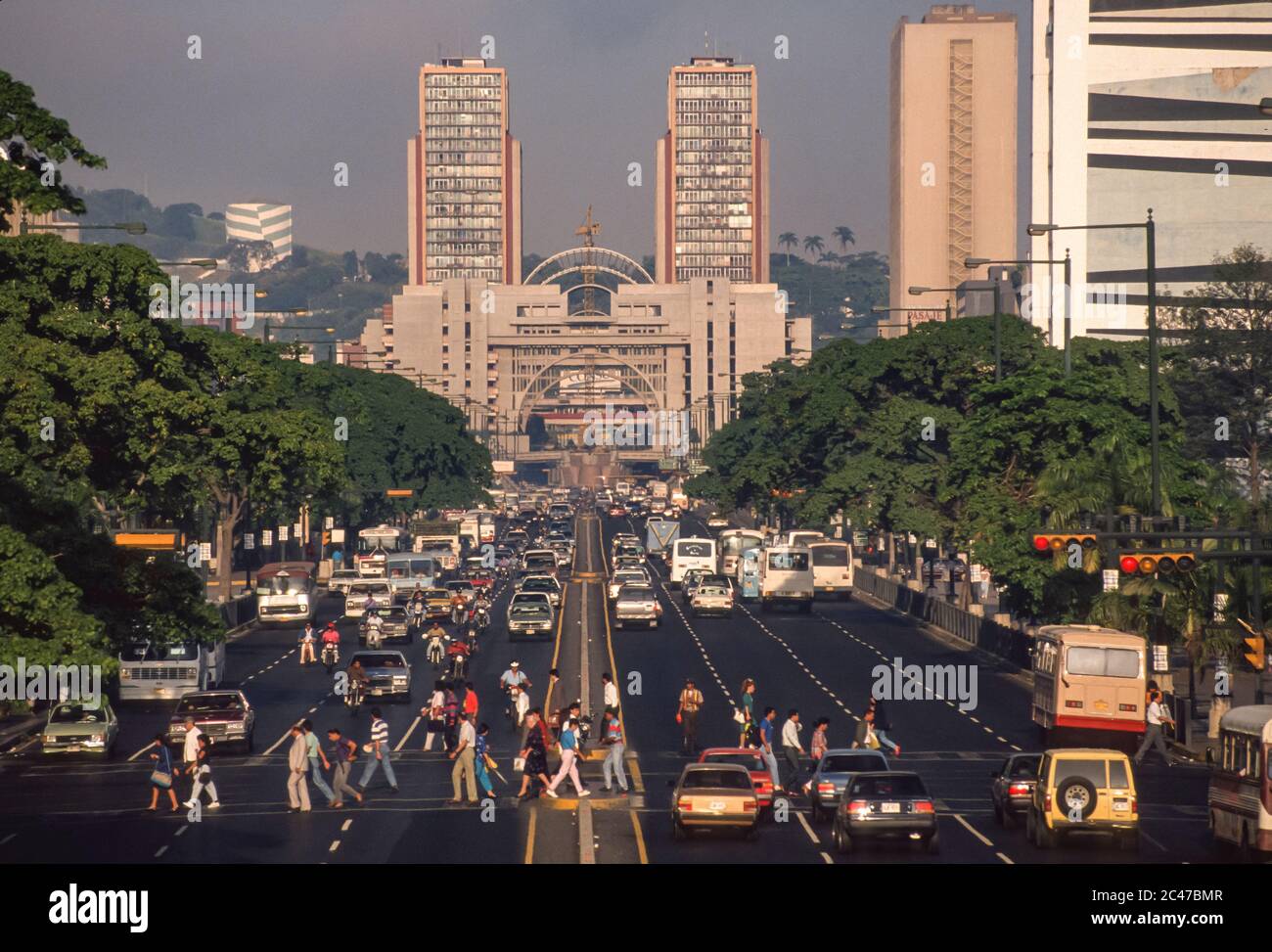 CARACAS, VENEZUELA - Verkehr auf der Avenida Bolivar und Zwillingstürme von El Silencio auf der Rückseite. Stockfoto