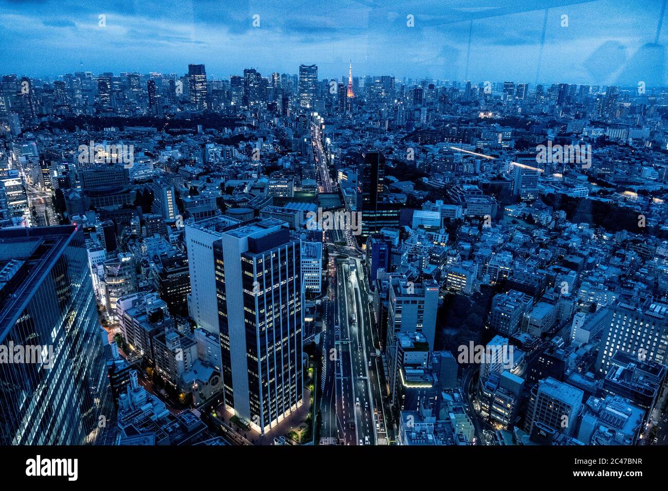 Blick von oben auf Tokio am Shibuya Sky.Tokio verzeichnete 55 neue Fälle von neuartigen Coronavirus-Infektionen, eine alarmierend hohe Zahl nach der Aufhebung der Ausnahmezustandserklärung Ende Mai. Stockfoto