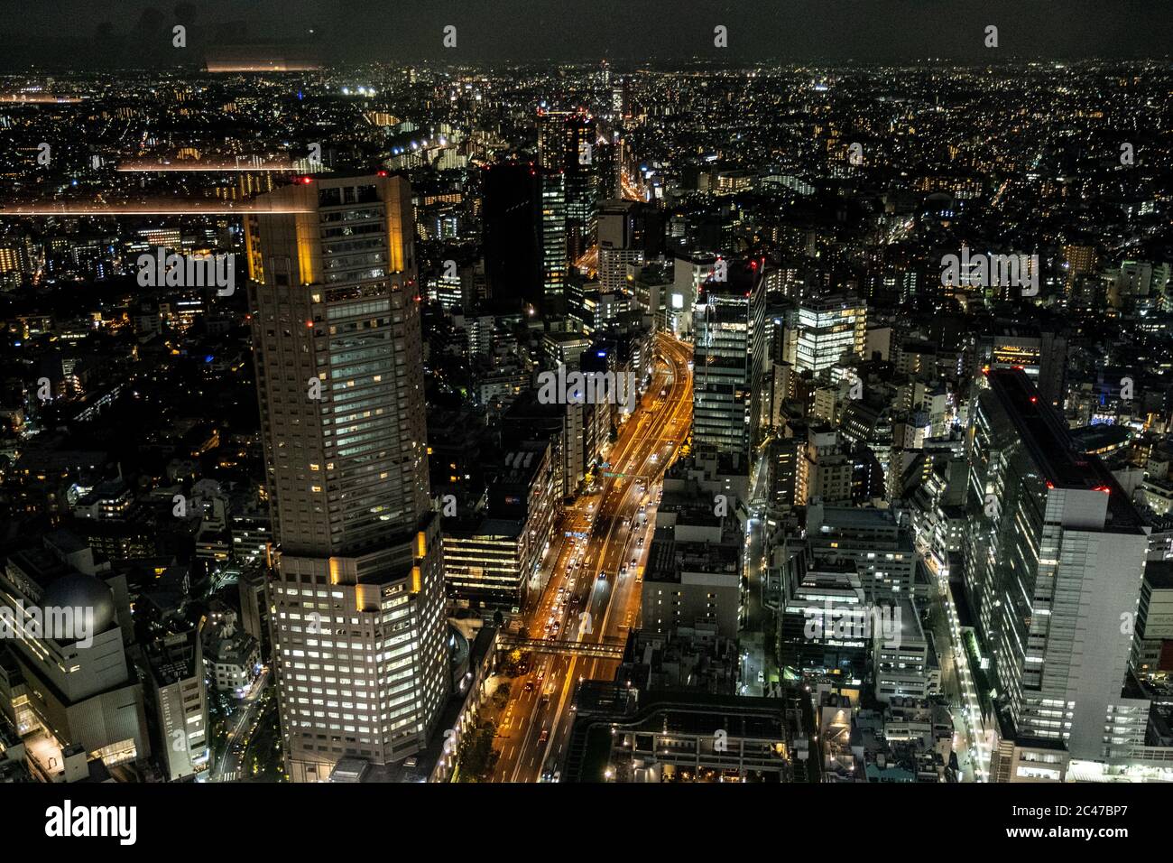 Blick von oben auf Tokio am Shibuya Sky während der Krise von 19 Tokio verzeichnete 55 neue Fälle von neuartigen Coronavirus-Infektionen, eine erschreckend hohe Zahl nach der Aufhebung der Notstandserklärung Ende Mai. Stockfoto