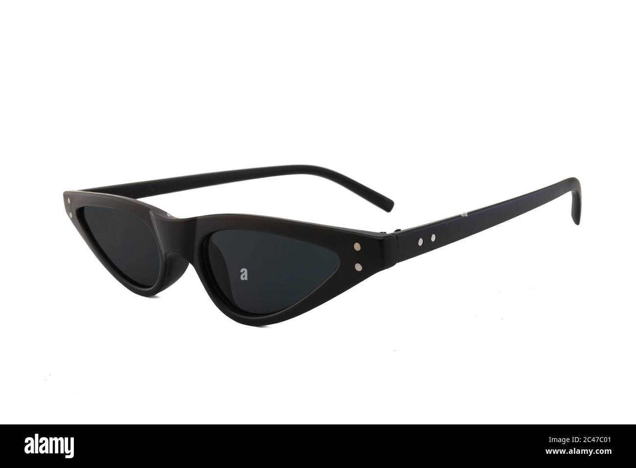 Schwarze dreieckige Katzenaugensonnenbrille mit dicken Rahmen und schwarzen matten Linsen isoliert auf weißem Hintergrund. Seitenansicht. Stockfoto