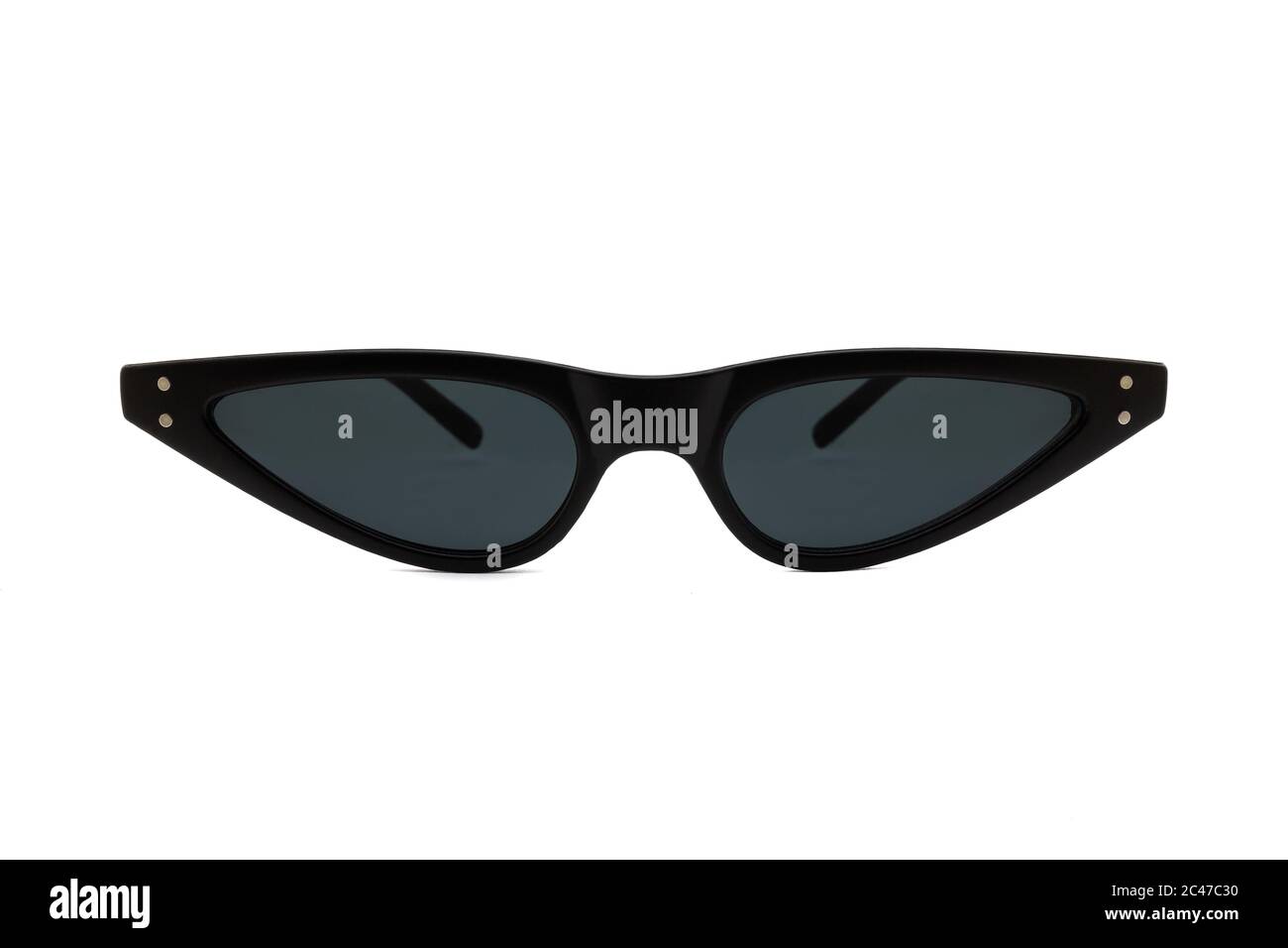 Schwarze dreieckige Katzenaugensonnenbrille mit dicken Rahmen und schwarzen matten Linsen isoliert auf weißem Hintergrund. Vorderansicht. Stockfoto