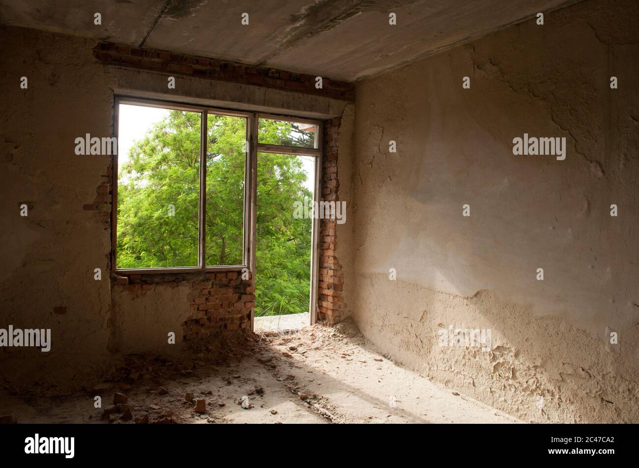 Altes verlassene Zimmer ohne Fenster Stockfoto