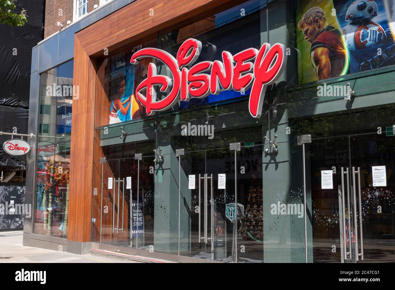 Das Einzelhandelsgeschäft in der London Oxford Street des amerikanischen Unterhaltungskonzerns, der Walt Disney Company. Stockfoto