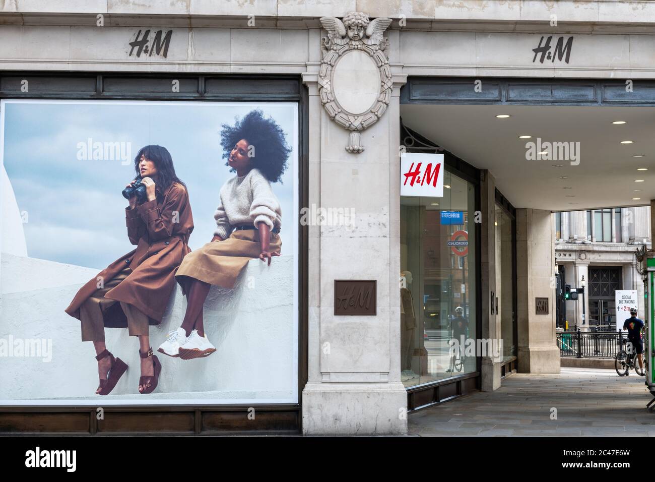 Der Laden der Mode- und Bekleidungseinzelhandelskette H und M in der Oxford Street zeigt das Firmenzeichen und die Schaufensteranzeige. Stockfoto