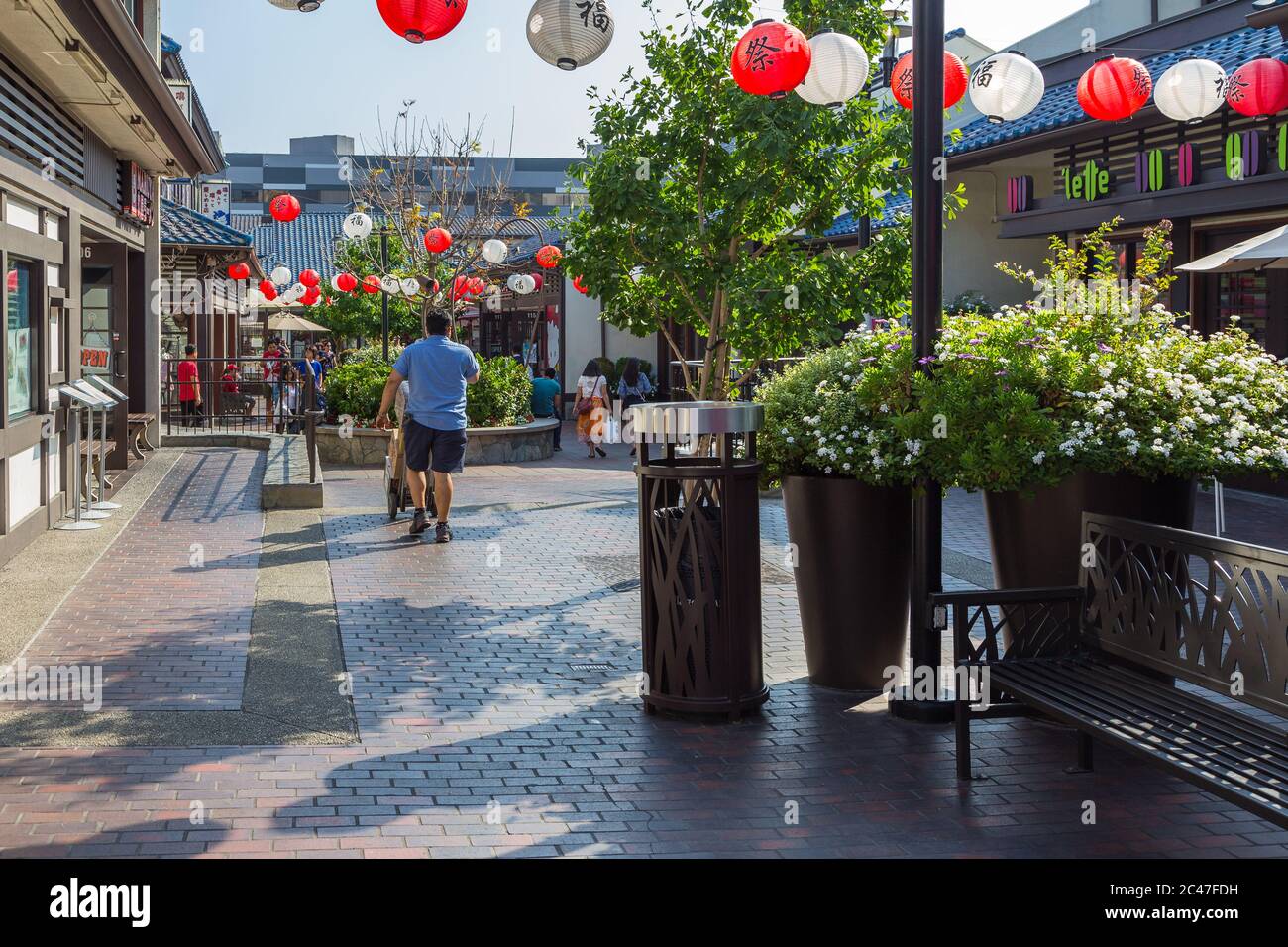 Los Angeles, California, USA - 11. Juni 2015: Weiße und rote Laternen in der japanischen Village Plaza Mall. Stockfoto