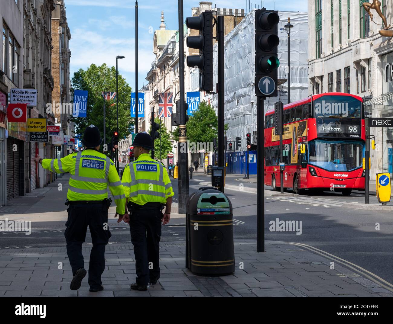 Ein allgemeiner Blick auf die Oxford Street, die berühmteste Einkaufsstraße in Großbritannien und viele renommierte Unternehmen und Marken. Stockfoto