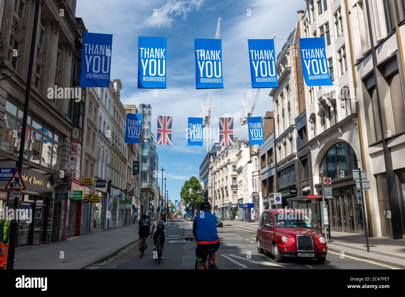 Ein allgemeiner Blick auf die Oxford Street, die berühmteste Einkaufsstraße in Großbritannien und viele renommierte Unternehmen und Marken. Stockfoto