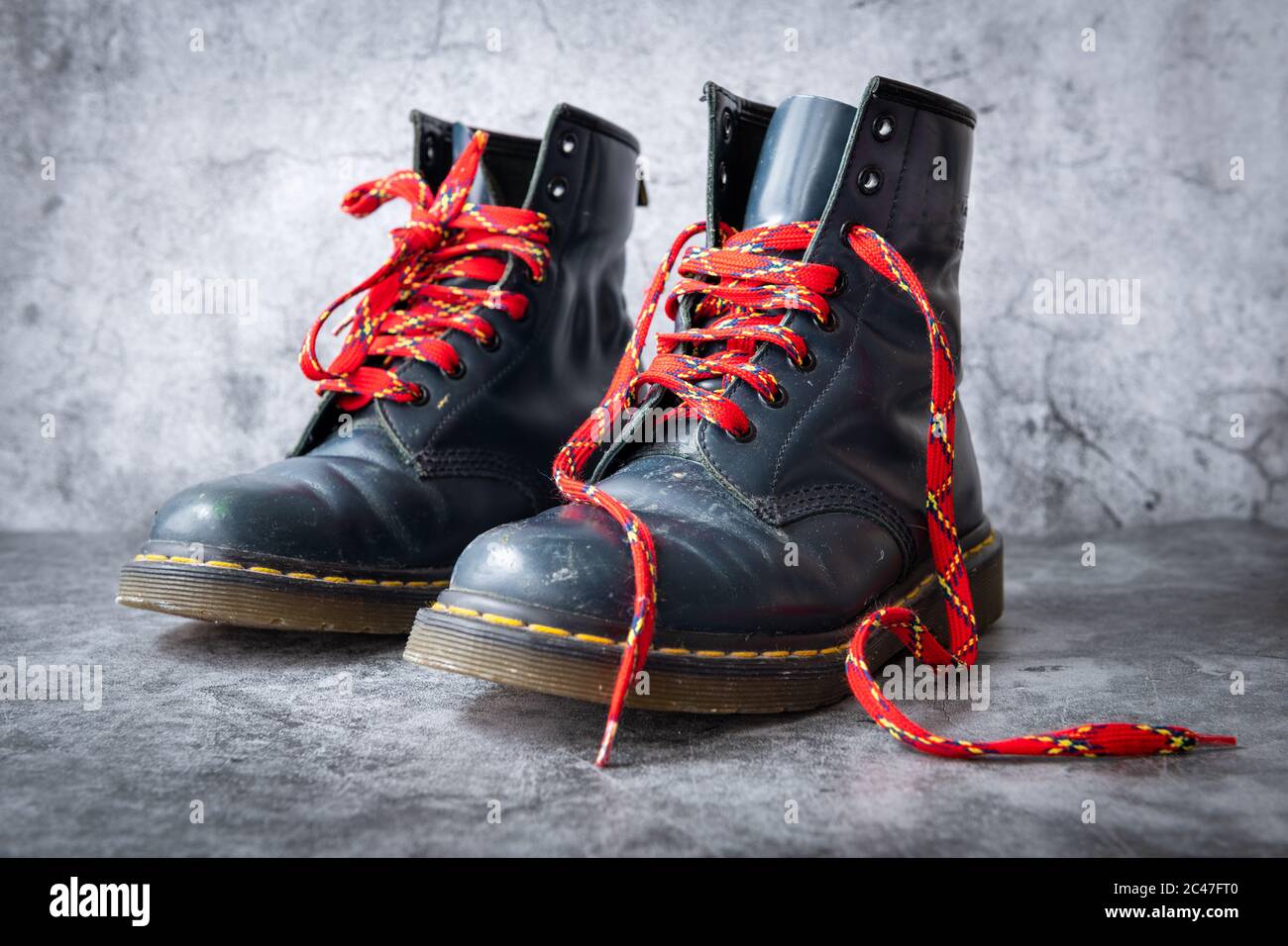 Red shoe laces -Fotos und -Bildmaterial in hoher Auflösung – Alamy