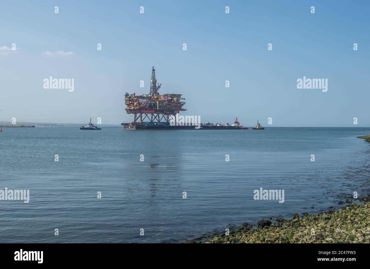 REDCAR, ENGLAND. 24. JUNI - das 17,000 Tonnen schwere Brent Alpha Topside Ölschiff wird auf dem 200 m langen Lastkahn der Eisernen Dame am Südbahnhof in Redcar in die River Tees gebracht, um es auf dem Gelände des britischen Außenhofes Hartlepool, County Durham, abzubauen. (Quelle: Trevor Wilkinson, MI News) Quelle: MI Nachrichten & Sport /Alamy Live News Stockfoto