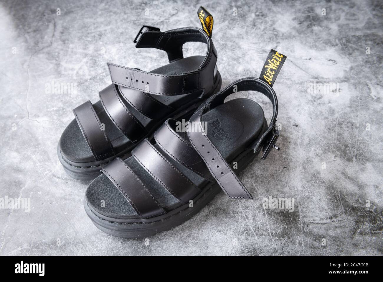 Ein Paar Dr. Martens schwarze Leder-Sandalen auf grauem Hintergrund. Stockfoto