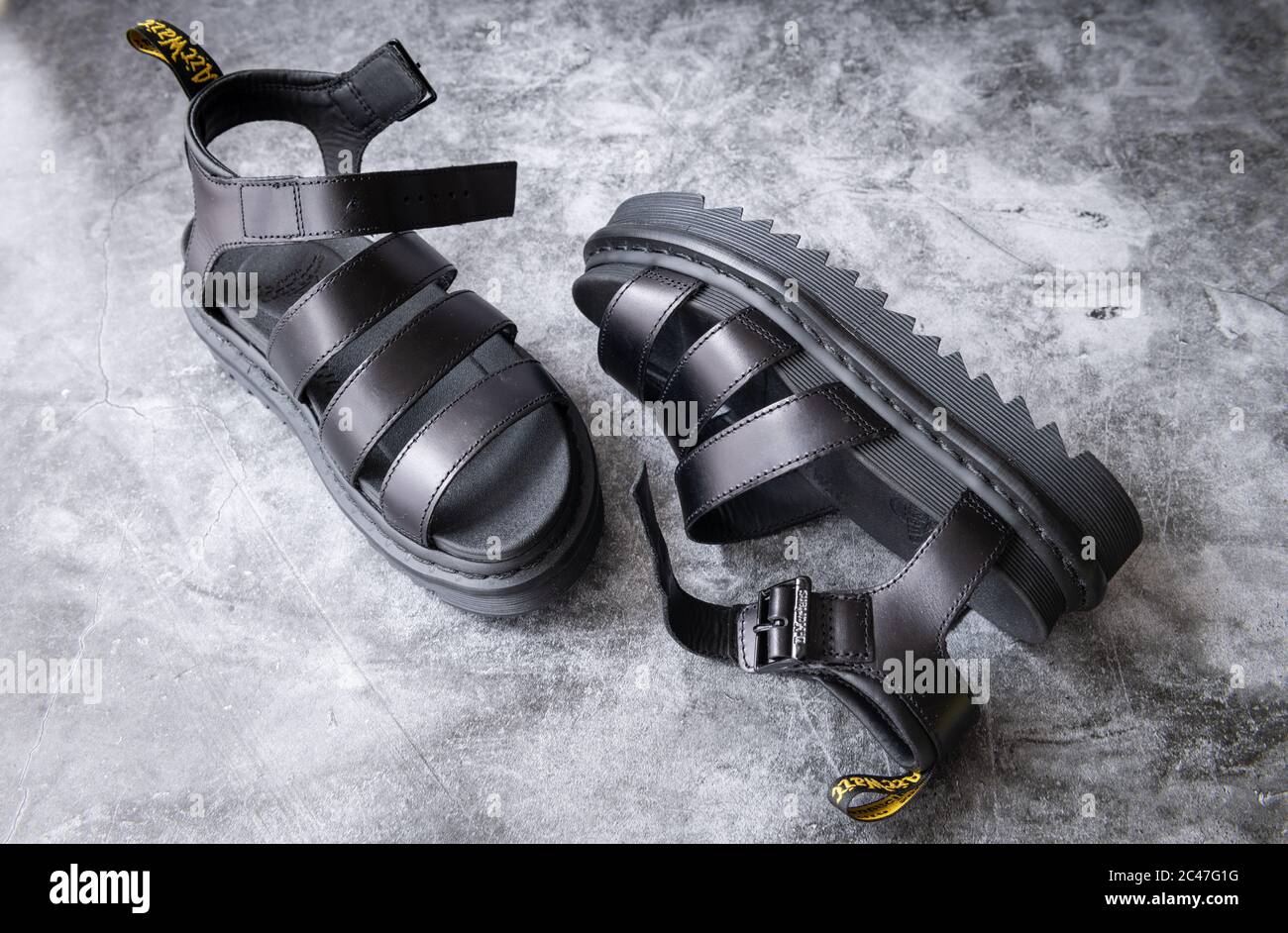 Ein Paar Dr. Martens schwarze Leder-Sandalen auf grauem Hintergrund. Stockfoto