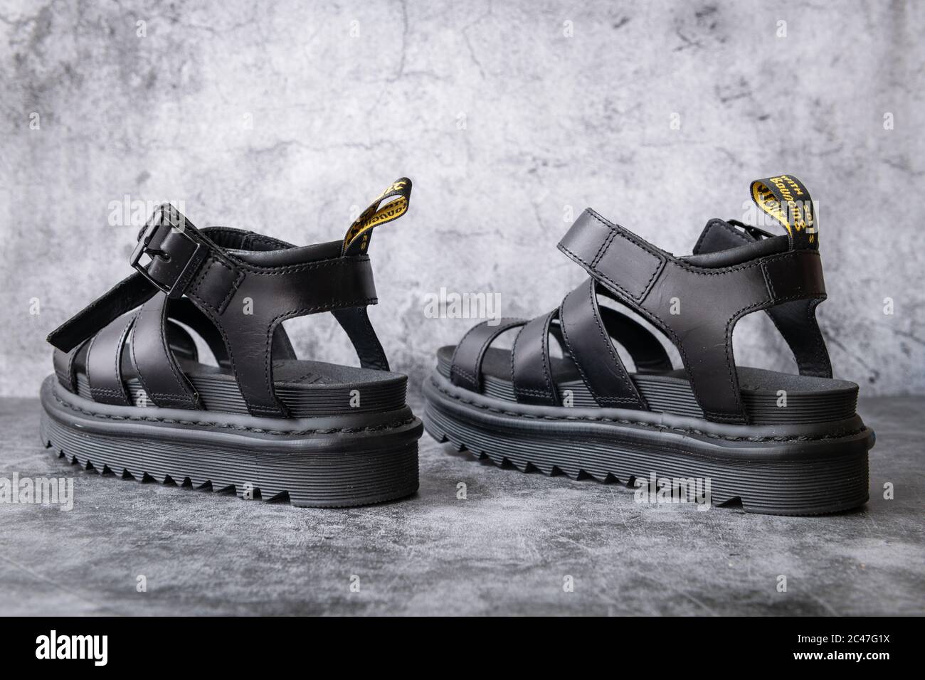 Ein Paar Dr. Martens schwarze Leder-Sandalen auf grauem Hintergrund. Stockfoto