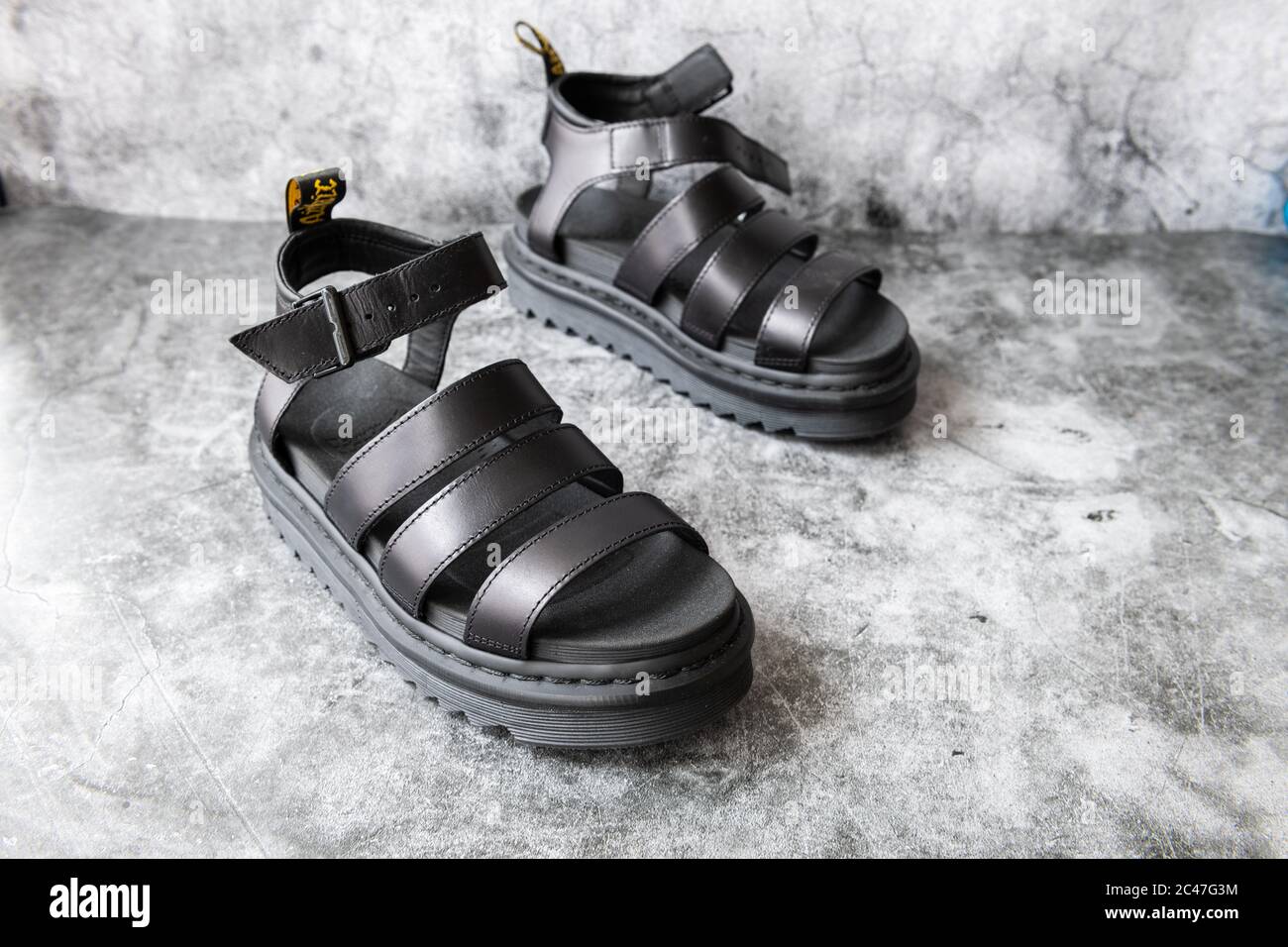 Ein Paar Dr. Martens schwarze Leder-Sandalen auf grauem Hintergrund. Stockfoto