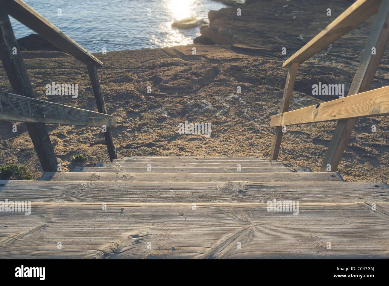 Hohe Winkel Aufnahme von Holztreppen am Meer Stockfoto