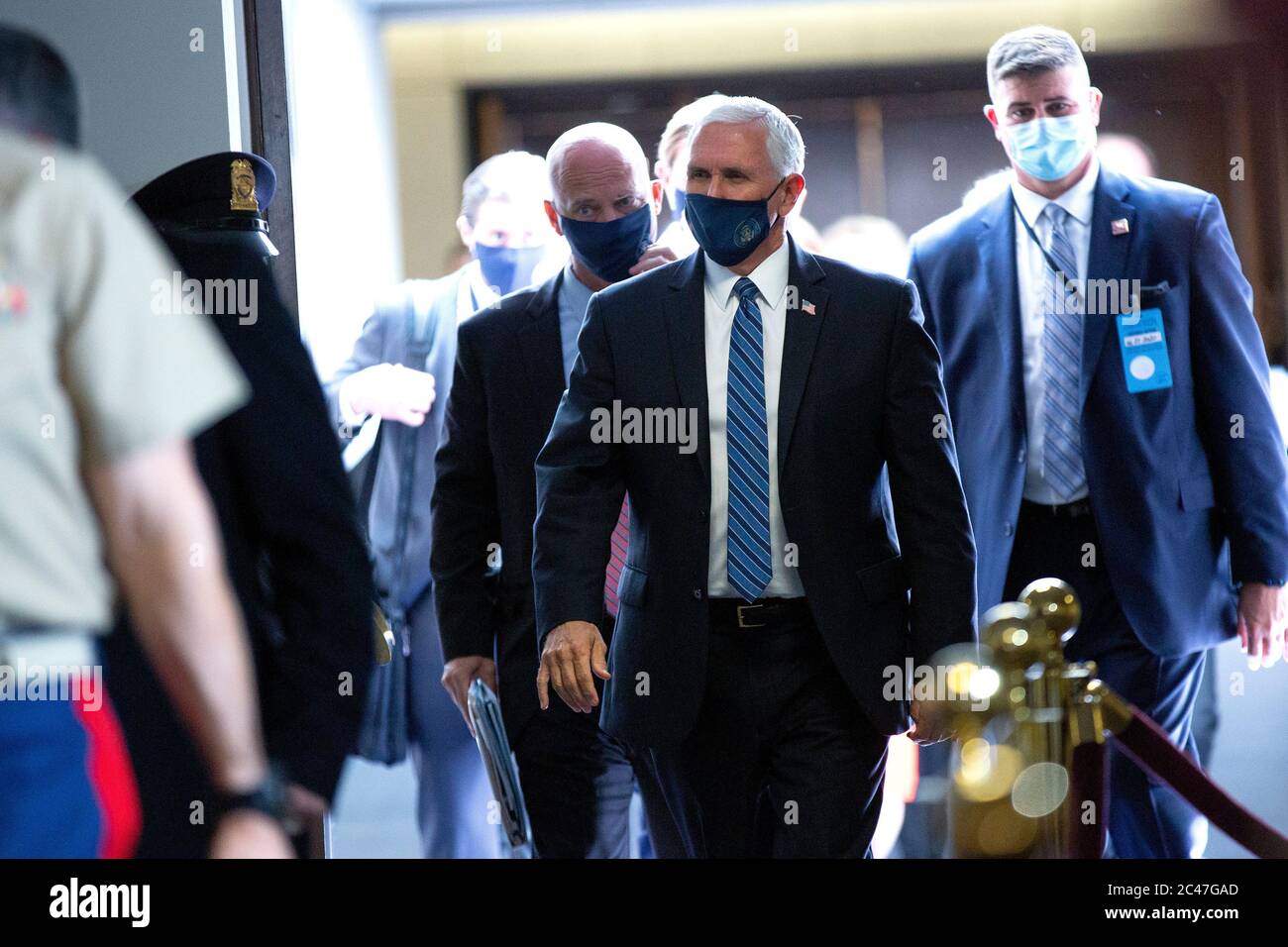 Der Vizepräsident der Vereinigten Staaten, Mike Pence, verlässt am Mittwoch, den 24. Juni 2020, das GOP-Mittagessen im US-Kapitol in Washington, DC, USA. Quelle: Stefani Reynolds/CNP /MediaPunch Stockfoto