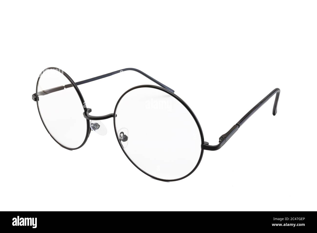 Ovale Brillen im Straßenstil mit dünnem schwarzen Metallrahmen,  durchsichtige Linse, isoliert auf weißem Hintergrund, Seitenansicht  Stockfotografie - Alamy