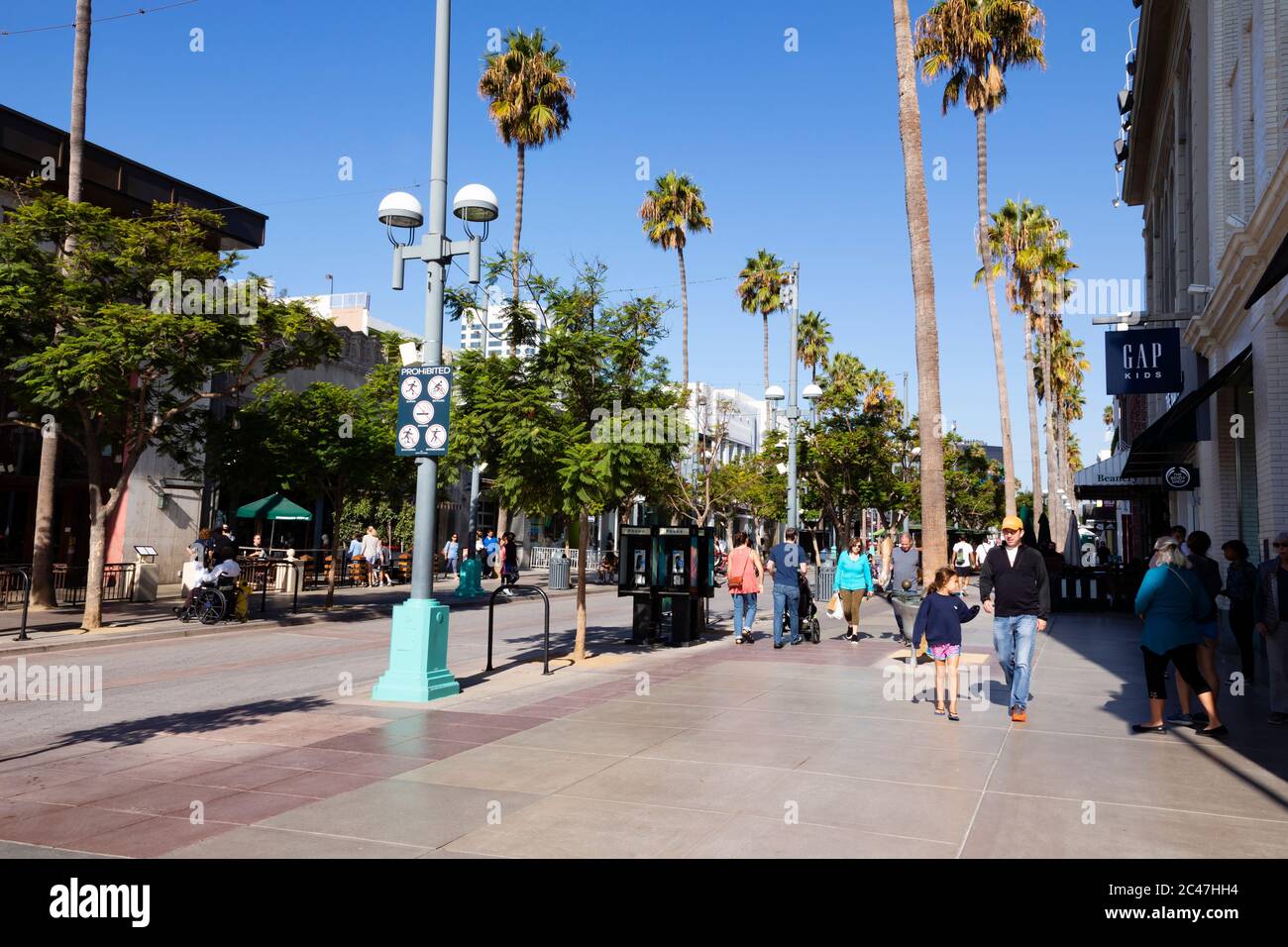 Menschenmassen auf der Third Street Promenade, "Santa Monica" California Vereinigte Staaten von Amerika Stockfoto