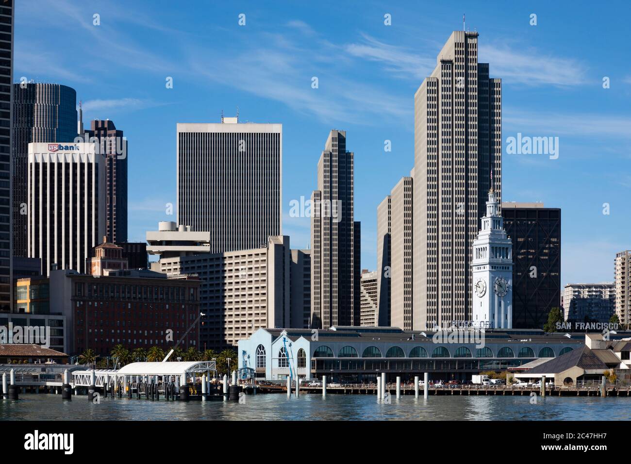 Skyline der „San Francisco“-Wolkenkratzer am Fähranleger des Hafens von San Francisco. Kalifornien, Vereinigte Staaten von Amerika. Stockfoto